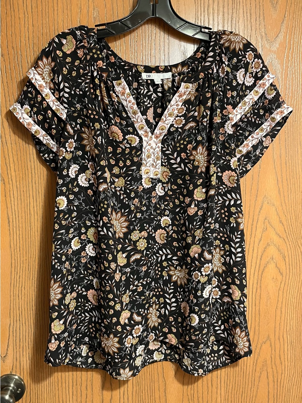 DR2 Black Floral Blouse with Short Sleeve and Split-Neck
